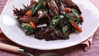 Ungkep cumi cabai hijau terbuat dari cumi-cumi sero ukuran kecil. Cumi dimasak bersama tintanya supaya makin gurih. Kemudian diaduk bersama bawang dan irisan cabai hijau sekaligus rawit merah.