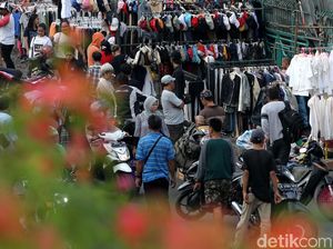 PKL Baju Bekas Rebut Hak Pejalan Kaki