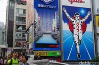 Wisatawan berfoto bareang Glico Man di pagi hari (Wahyu/detikTravel)
