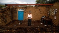 Petani bernama Prudencio Gutierrez, menatap reruntuhan rumahnya setelah gempa di San Francisco Xochiteopan, Meksiko, 27 September 2017. Rumahnya rusak parah, namun dia masih bisa menyelamatkan kasur dan sejumlah pakaian. Harta yang paling berharga yang bisa saya selamatkan adalah topi saya, kata dia. Katanya pemerintah mau bantu kami membangun rumah, tapi saya nggak ngerti itu benar atau nggak. (REUTERS?Edgard Garrido)