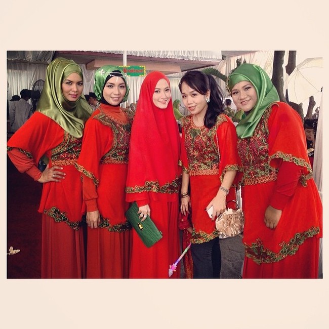 Jika diberikan seragam kondangan, coba tengok model hijab syari ala Lyra Virna ini. Ia tetap membuatnya menjadi gamis dan khimar polos. Namun sentuhan detail lebih ditonjolkan pada bagian bawah khimarnya. Foto: Dok. Instagram @lyravirna