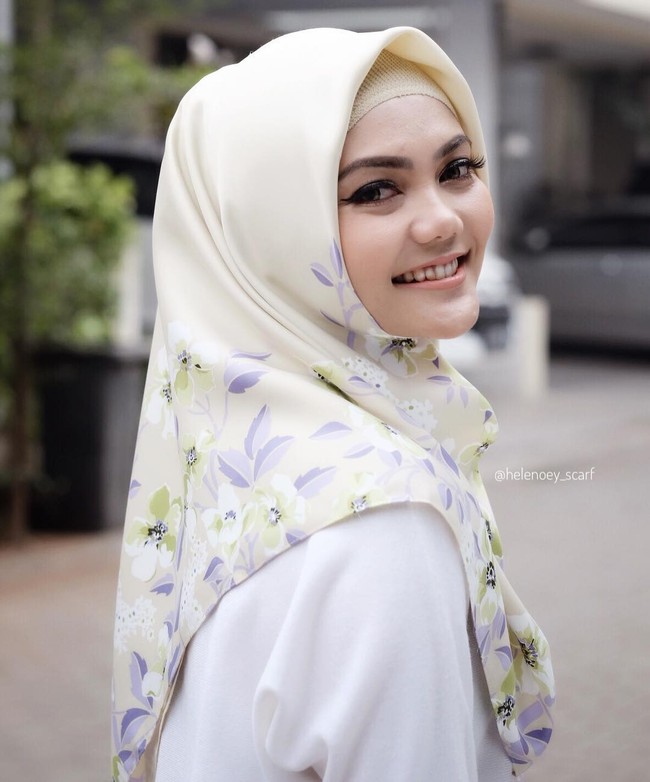 Rina Nose beberapakali suka mengenakan ciput rajut anti pusing. Kali ini ia memadankan ciput rajut anti pusing warna kuning muda ketika memakai jilbab satin bermotif dengan kreasi sederhana. Foto: Dok. Instagram
