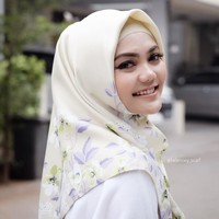 Rina Nose beberapakali suka mengenakan ciput rajut anti pusing. Kali ini ia memadankan ciput rajut anti pusing warna kuning muda ketika memakai jilbab satin bermotif dengan kreasi sederhana. Foto: Dok. Instagram