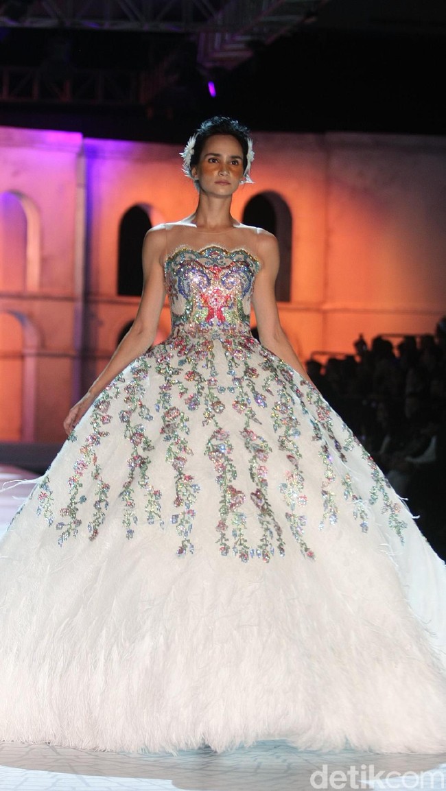 Fashion show Sebasian Gunawan di koleksi terbarunya yang bertajuk Whisper/Roar yang digelar di Ballroom Hotel Ritz Calton, Pasific Place, Jakarta Selatan. Selasa [10/10/2017]. [Foto: Mohammad Abduh/Wolipop]