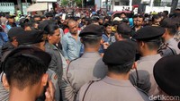Mereka dihadang aparat kepolisian.