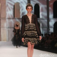 Fashion show Sebasian Gunawan di koleksi terbarunya yang bertajuk Whisper/Roar yang digelar di Ballroom Hotel Ritz Calton, Pasific Place, Jakarta Selatan. Selasa [10/10/2017]. [Foto: Mohammad Abduh/Wolipop]