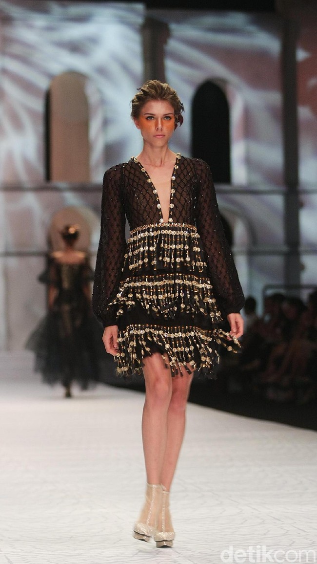 Fashion show Sebasian Gunawan di koleksi terbarunya yang bertajuk Whisper/Roar yang digelar di Ballroom Hotel Ritz Calton, Pasific Place, Jakarta Selatan. Selasa [10/10/2017]. [Foto: Mohammad Abduh/Wolipop]