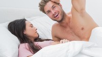 Kebiasaan tidur tanpa memakai baju mungkin tidak membuat nyaman pasangan Anda. Ketidaknyamanan yang tidak dikomunikasikan dengan baik bisa jadi penyebab perselisihan, sekalipun kecil. Jadi, apapun perbedaan kebiasaan kedua pasangan suami istri di atas ranjang memang harus dikomunikasikan agar tidak mengganggu satu sama lain. Foto: Thinkstock