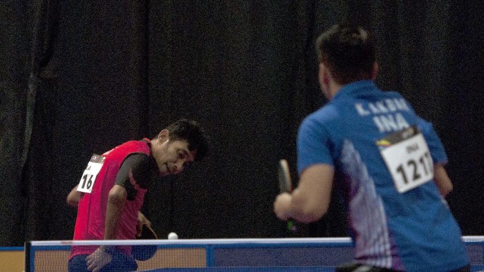 EMAS TENIS MEJA PUTRA PARA GAMES IX, David Jacobs Atlet tenis meja putra Indonesia Dian David Mickael Jacobs (kiri) mengembalikan bola ke arah atlet tenis meja senegaranya Komet Akbar pada final tenis meja putra SM10 di Pusat Pameran dan Dagangan Antarabangsa Malaysia (MITEC), Kuala Lumpur, Malaysia, Sabtu (23/9). Dian David Mickael Jacobs menyabet medali emas dengan menang 3-1 (11-9, 11-9, 9-11, 11-8) atas lawannya. ANTARA FOTO/Rafiuddin Abdul Rahman/pd/17. *** Local Caption *** EMAS TENIS MEJA PUTRA PARA GAMES IX