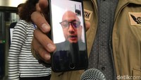Kondisi Novel saat video call lewat telepon genggam sahabatnya, Dahnil Anzar (Foto: Nur Indah Fatmawati/detikcom)