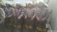 Ternyata sempat ada aksi demonstrasi, namun hanya sebentar dan jumlah massanya tak sebanyak personel Brimob yang mengawal Foto: Arief Ikhsanudin/detikcom