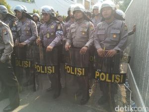 Brimob Kawal Ketat Rapat Pleno Golkar yang Dipimpin Novanto