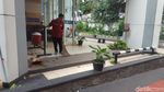 Batu, Kaca, Pecahan Pot Sisa Penyerangan Berserakan di Kemendagri