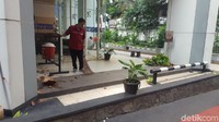 Tampak pot tanaman hancur berantakan dan tanah berserakan. Foto: Kemendagri diserang (Zunita-detikcom)
