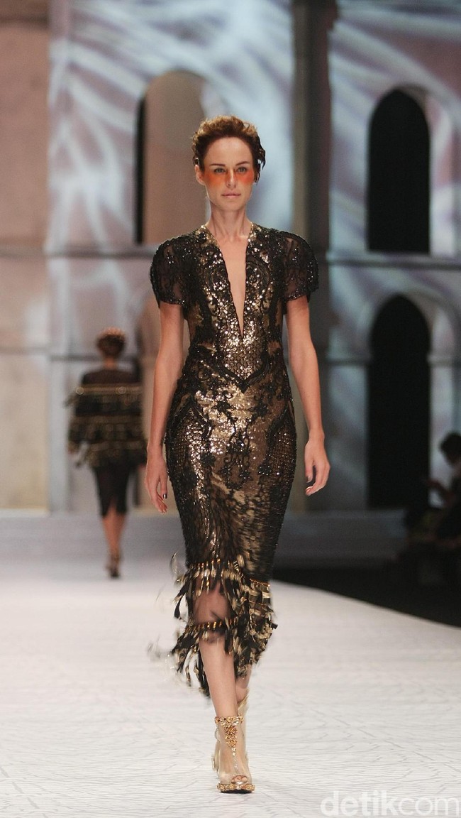 Fashion show Sebasian Gunawan di koleksi terbarunya yang bertajuk Whisper/Roar yang digelar di Ballroom Hotel Ritz Calton, Pasific Place, Jakarta Selatan. Selasa [10/10/2017]. [Foto: Mohammad Abduh/Wolipop]