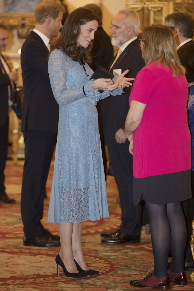 Perutnya pun sudah tampak sedikit membuncit. Kate Middleton pertama kali dikabarkan hamil pada akhir Agustus 2017. Foto: Getty Images