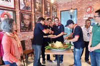 Di Bandara Silangit Bisa Cicip Ayam Geprek dan Kopi Lintong Buatan Timbo Cafe