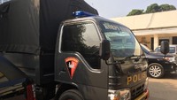 Selain kehadiran Novanto, hal spesial lain dari rapat ini adalah keberadaan personel Brimob di kantor DPP Golkar. (Arief/detikcom).
