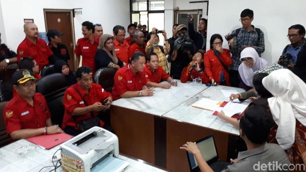 Diiringi Reog Ponorogo, PDIP Surabaya Daftar Pemilu 2019 ke KPU