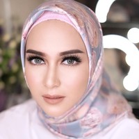 Nina Zatulini tampil cantik mengenakan ciput rajut anti pusing saat memakai jilbab satin. Kali ini penampilannya terlihat beda dengan wajah penuh riasan.  Foto: Dok. Instagram