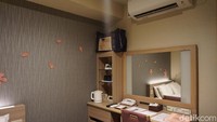 Fasilitas di dalam kamar hotel terhitung lengkap. AC, teko air hangat, hair dryer, telfon, TV, semuanya sudah tersedia (Wahyu/detikTravel)