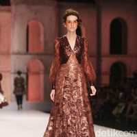 Fashion show Sebasian Gunawan di koleksi terbarunya yang bertajuk Whisper/Roar yang digelar di Ballroom Hotel Ritz Calton, Pasific Place, Jakarta Selatan. Selasa [10/10/2017]. [Foto: Mohammad Abduh/Wolipop]