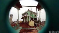 Masjid Al Ahlaq berdiri di tengah proyek tol Becakayu. Padahal bangunan di sekeliling masjid telah dibongkar.