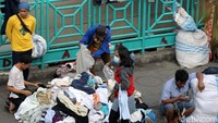 Mereka adalah pedagang baju bekas.