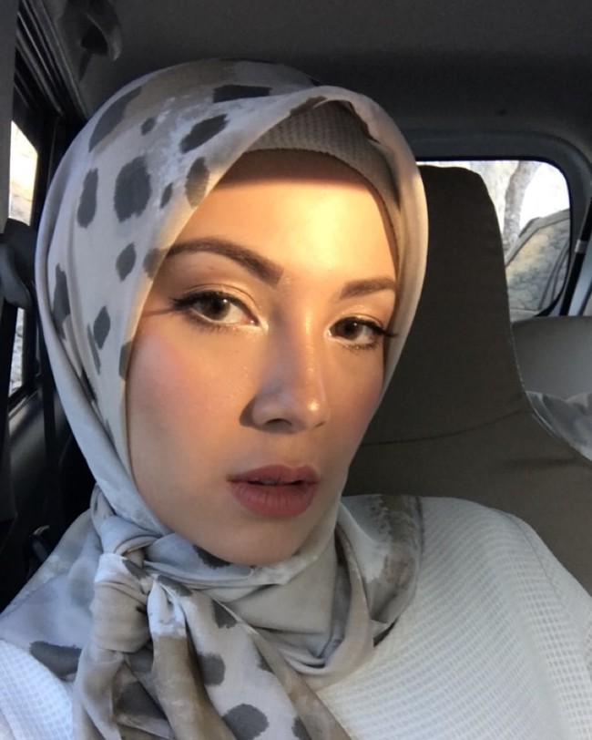 Ratna Galih memakai ciput rajut anti pusing saat kondangan. Ciput rajut anti pusing memang bisa dikenakan ke segala acara termasuk saat menghadiri undangan pernikahan. Foto: Dok. Instagram