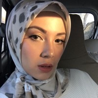 Ratna Galih memakai ciput rajut anti pusing saat kondangan. Ciput rajut anti pusing memang bisa dikenakan ke segala acara termasuk saat menghadiri undangan pernikahan. Foto: Dok. Instagram