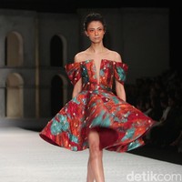 Fashion show Sebasian Gunawan di koleksi terbarunya yang bertajuk Whisper/Roar yang digelar di Ballroom Hotel Ritz Calton, Pasific Place, Jakarta Selatan. Selasa [10/10/2017]. [Foto: Mohammad Abduh/Wolipop]