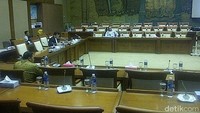 2014 lalu juga pernah terjadi penampakan hantu saat Komisi VI DPR rapat dengan Menteri ESDM saat itu Ad Interim Chairul Tanjung. Dari 15 anggota yang sudah menandatangani daftar hadir, hanya 6 orang yang terlihat di ruang rapat. Sylke Febrina Laucereno/detikFinance.