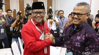 Sekjen PDIP Hasto Kristiyanto dan Ketua KPU Arief Budiman melakukan salam komando usai penyerahan berkas pendaftaran.
