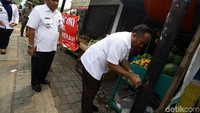 Walikota Jakarta Timur saat memasang spanduk penunggak pajak di sebuah ruko di Jalan Raya Bogor, Jakarta Timur.