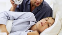 Punya waktu bangun tidur yang berbeda memang tidak selalu jadi masalah. Yang jadi masalah adalah jika alarm yang dipasang di kamar tidur tidak dimatikan dengan baik, oleh salah satu pasangan yang biasa bangun lebih pagi, bisa mengganggu waktu tidur yang lain. Meski tidak berdampak buruk, tapi gangguan suasana hati dapat dialami ketika waktu tidur terganggu. Foto: Thinkstock