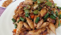 Kalau suka ikan asin, sesekali coba olah cumi asin. Cumi makin mantap dimasak dengan cabai dan tomat hijau. Cocok dinikmati dengan nasi hangat.