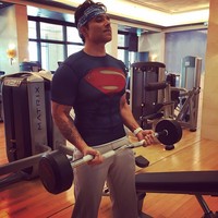 Memiliki tubuh atletis dengan otot perut six pack, kini Uday Chopra telah berusia 44 tahun. Foto: Instagram