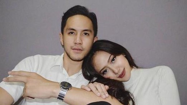 Kemesraan Putri Aa Gatot yang Cantik Jelita dengan Sang Pacar