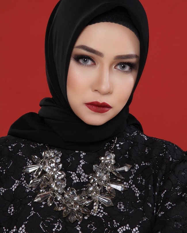 Aryani Fitriana memilih ciput rajut anti pusing warna hitam ketika pemotretan. Perpaduan ciput rajut anti pusing dan kerudung hitam membuat penampilannya terlihat lebih misterius.  Foto: Dok. Instagram