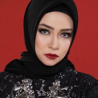 Aryani Fitriana memilih ciput rajut anti pusing warna hitam ketika pemotretan. Perpaduan ciput rajut anti pusing dan kerudung hitam membuat penampilannya terlihat lebih misterius.  Foto: Dok. Instagram