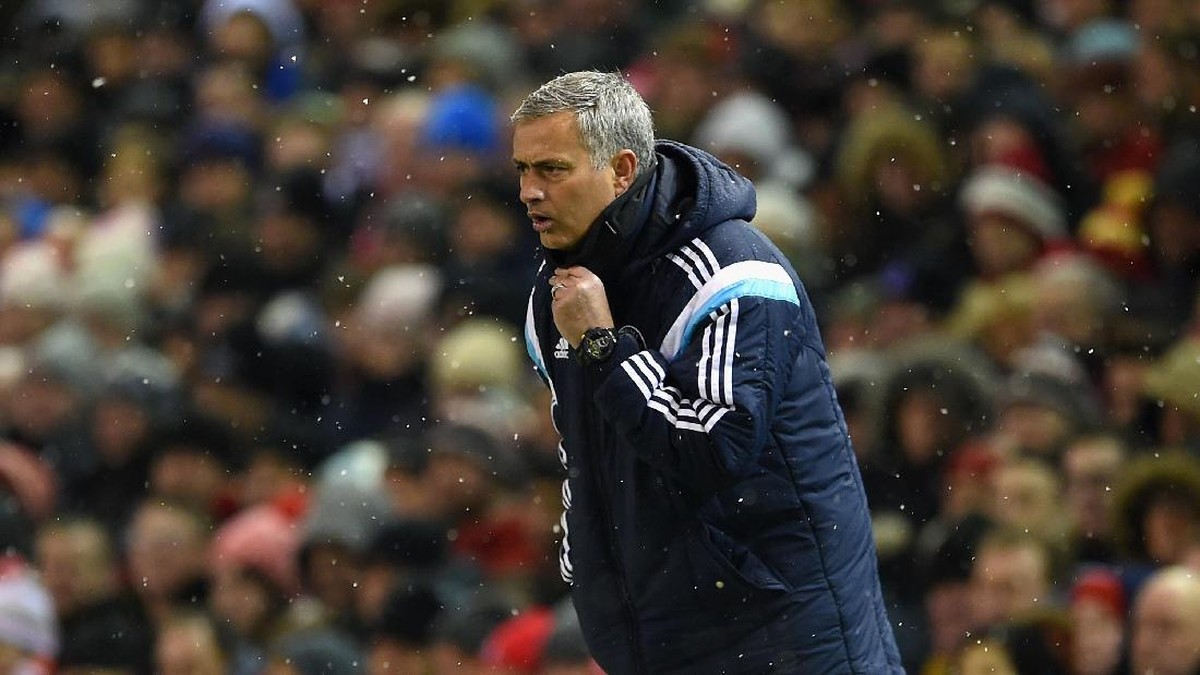 Aksi Jose Mourinho di Anfield di tahun 2015 (Michael Regan/Getty Images)