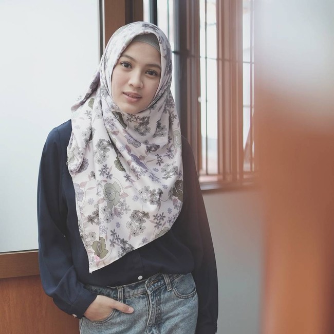 Alyssa Soebandono memakai ciput rajut anti pusing warna abu-abu yang netral ketika bergaya kasual. Ciput rajut anti pusing bisa dikenakan untuk berbagai gaya hijab termasuk syari. Foto: Dok. Instagram
