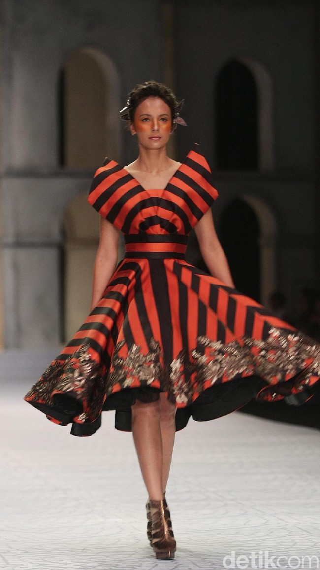 Fashion show Sebasian Gunawan di koleksi terbarunya yang bertajuk Whisper/Roar yang digelar di Ballroom Hotel Ritz Calton, Pasific Place, Jakarta Selatan. Selasa [10/10/2017]. [Foto: Mohammad Abduh/Wolipop]