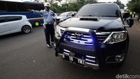 Dalam razia ini polisi menggandeng unsur TNI dan Dinas Perhubungan.