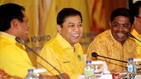 Begini ekspresi tawa riang Setya Novanto saat hadiri rapat pleno DPP Golkar.