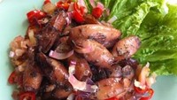 Kecombrang juga pas diolah bersama cumi ukuran sedang. Bisa memberi aksen segar dan renyah pada sajian cumi.
