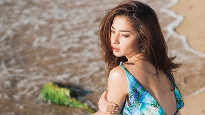 Nikita Willy Pamer Punggung saat Berjemur di Pinggir Pantai