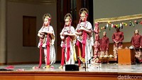 Nani Topeng Losari Cirebon juga tampil di pembukaan Europalia Arts Festival Indonesia. Tiga penari dan para penabuh alat musik menampilkan aksi terbaik mereka. Tepuk tangan meriah pun diberikan tamu undangan yang memenuhi area Palais des Beaux-Arts.
