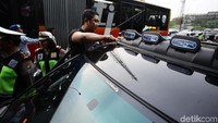 Kendaraan bermotor yang dipasang lampu isyarat (rotator) atau sirene pun ditertibkan.