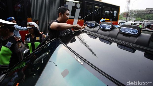Aparat gabungan menggelar razia terhadap kendaraan pribadi yang dipasang rotator di kawasan Cibubur, Jakarta. Sejumlah kendaraan terjaring razia.
